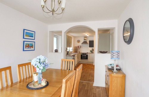 Rhosneigr Cottage | CROWS NEST - RHOSNEIGR, pet friendly, with a garden in Rhosneigr