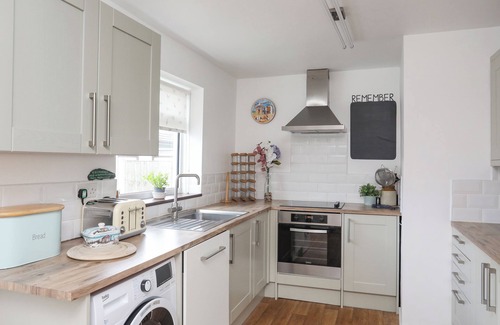 Rhosneigr Cottage | CROWS NEST - RHOSNEIGR, pet friendly, with a garden in Rhosneigr