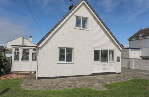 Rhosneigr Cottage | CROWS NEST - RHOSNEIGR, pet friendly, with a garden in Rhosneigr