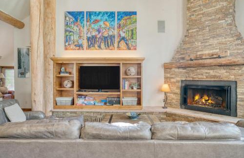 Mountain Village House | Crystal Chalet 12 by AvantStay Close to Town w Views of San Sofia Ridge