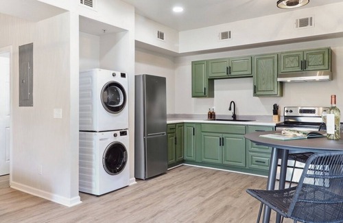 Midtown House | Crystal Clear Comfort Studio ~D