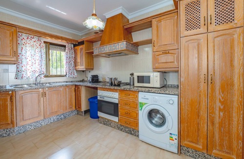 Alhaurin de la Torre Cottage | Cubo's Pink Townhouse Los Manantiales/fenced pool/BBQ/free wifi