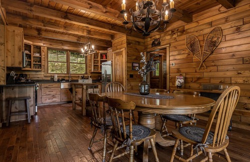 Mars Hill Cabin | Cubs Den Cabin | Luxe Views, Hot Tub + Fire Pit Retreat + Biltmore Pass