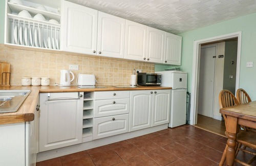 Tremadog Cottage | CUDDFAN, pet friendly, with a garden in Tremadog