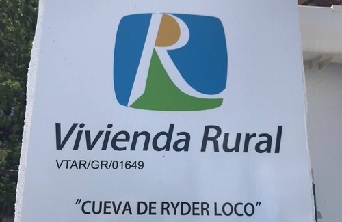Baza House | Cueva de Ryder Loco, cave house with jacuzzi & wifi