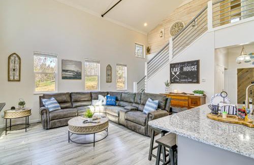 Sloans Valley House | Cumberland Lake Retreat Furnished Deck and Grill!