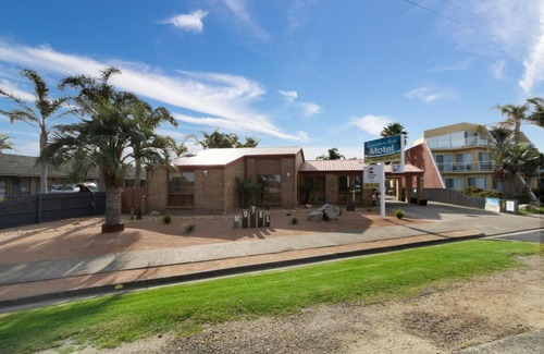 Lakes Entrance Hotel | Cunningham Shore Motel