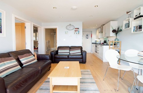 Brixham Cottage | Curlew 3 - The Cove - sleeps 4 guests in 2 bedrooms