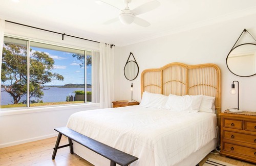 Culburra Beach House | Curleys Outlook - Pet Friendly Waterfront