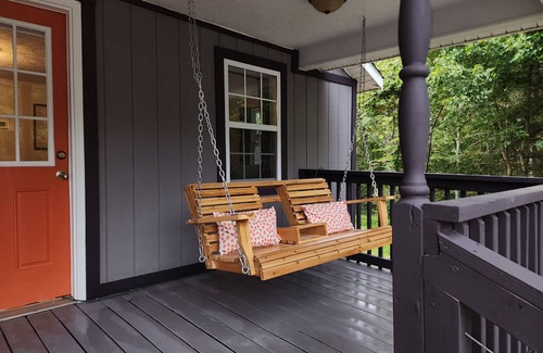 Somerset House | Curve Cottage located on The Rattlesnake 192 just outside of Somerset.
