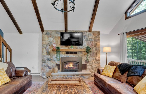 Lake Harmony Ski Chalet | Cushy Bee Chalet/Hot Tub/Game Room/Grill/Deck