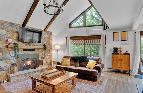 Lake Harmony Ski Chalet | Cushy Bee Chalet/Hot Tub/Game Room/Grill/Deck