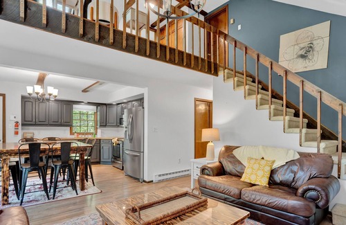 Lake Harmony Ski Chalet | Cushy Bee Chalet/Hot Tub/Game Room/Grill/Deck