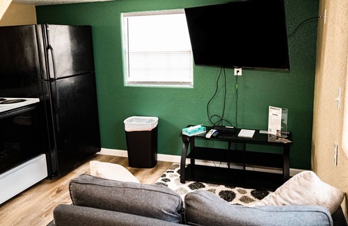Brazoria Cabin | Custom 3 bedroom cabin w/ stone walk-in shower - Close to the San Benard River
