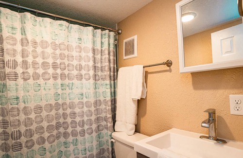Brazoria Cabin | Custom 3 bedroom cabin w/ stone walk-in shower - Close to the San Benard River
