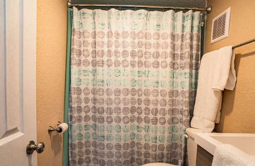 Brazoria Cabin | Custom 3 bedroom cabin w/ stone walk-in shower - Close to the San Benard River