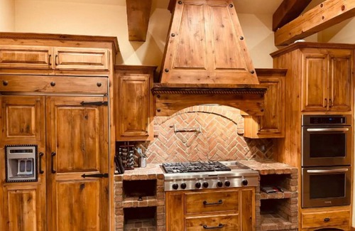 Big Bear City House | ❤️Custom Rustic Ranch in🐻Hot Tub🧖‍♀️Cold Tank🥶BBQ🍔Theatre📽Pool🎱Library📚Games🎯🏀♠️🎤Gym💪