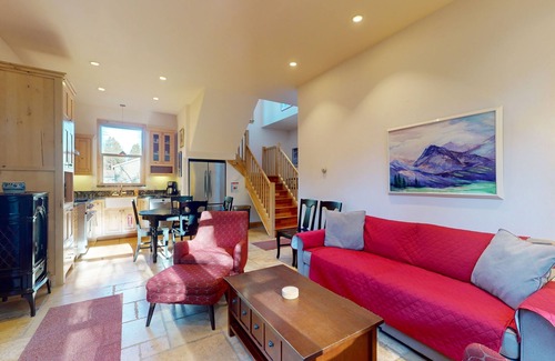 South Lake Tahoe Cottage | Custom South Lake Tahoe Cottage for 6 Close to Parks and Beaches