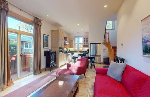 South Lake Tahoe Cottage | Custom South Lake Tahoe Cottage for 6 Close to Parks and Beaches