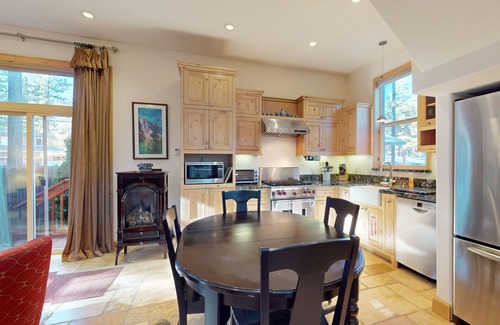 South Lake Tahoe Cottage | Custom South Lake Tahoe Cottage for 6 Close to Parks and Beaches