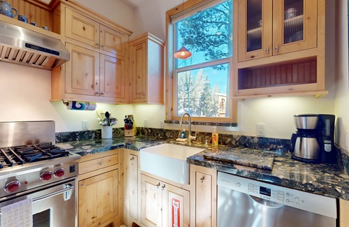South Lake Tahoe Cottage | Custom South Lake Tahoe Cottage for 6 Close to Parks and Beaches