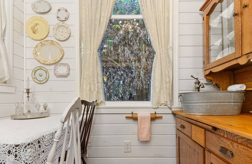 Kerns House | ❤️Custom Tiny w/ Cottage Vibes, Firepit, Kitchen, Next to PDX's Best Eats✨