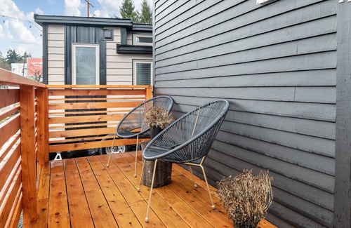 Kerns House | ❤️Custom Tiny w/ Finnish Vibes, Firepit, Kitchen, Next to PDX's Best Eats✨