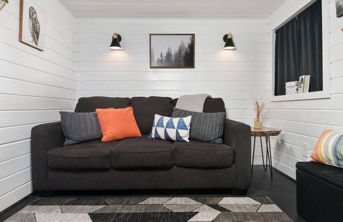 Kerns House | ❤️Custom Tiny w/ Finnish Vibes, Firepit, Kitchen, Next to PDX's Best Eats✨