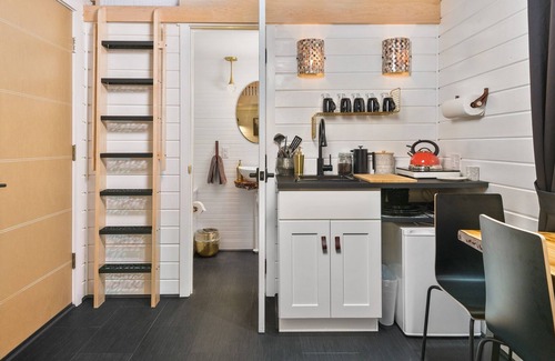 Kerns House | ❤️Custom Tiny w/ Finnish Vibes, Firepit, Kitchen, Next to PDX's Best Eats✨