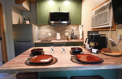 Mancelona Condo | Cute, 1 bdrm sleeps 2 Golf/ski. pool and Wifi! new KING bed. NEW kitchen coming