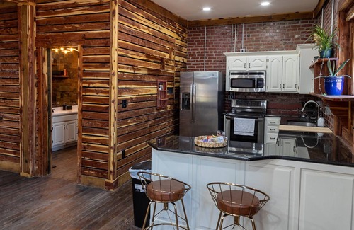 Holden Apartment | Cute 2 bdrm apartment above Coffee shop