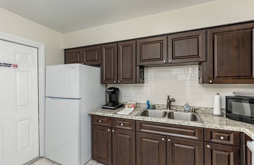 Tarpon Springs Apartment | Cute 2BR/1BA Gem near Beaches, Bikes, Bars, Bayous