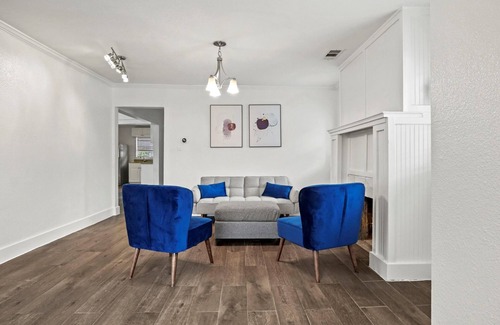 Fort Worth House | Cute 3 bedroom, 2 bathroom Tudor near TCU Campus.