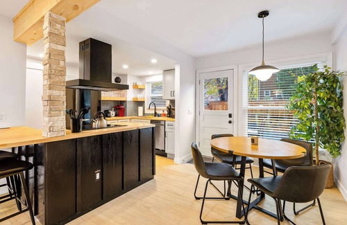 Dicken House | Cute 3BR/2BA w/Jacuzzi, Steps from Big House!