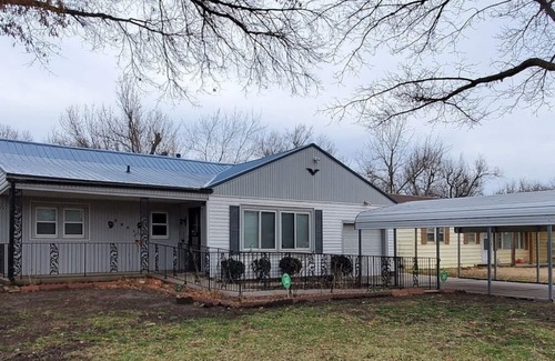 Wichita House | Cute 3BR 3BA Handicap Acc BR and BA WIFI SMART TV