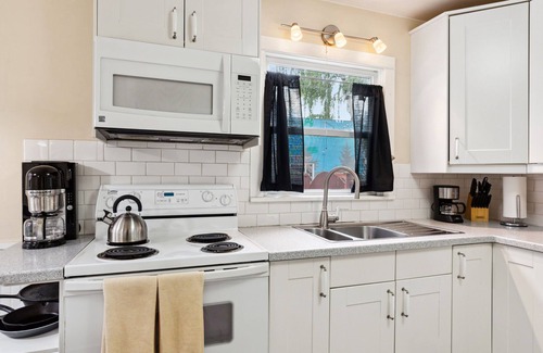 Hood River House | CUTE and COMFORTABLE, in a quaint location, Central AC, DOG friendly