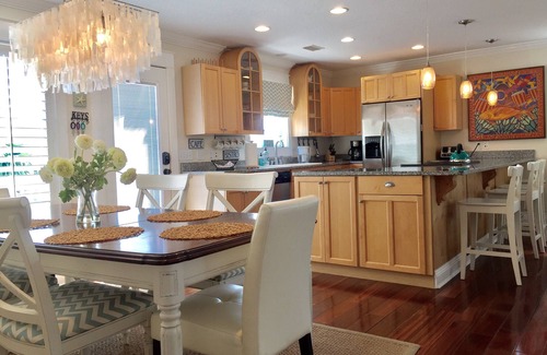 Toilla Segunda House | Cute and Cozy by the Beach, Perfect for a Beach Getaway!
