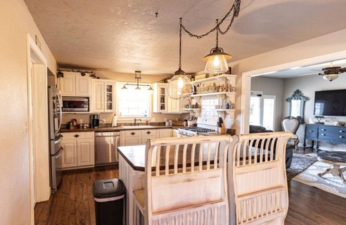 Atoka Cottage | Cute and cozy cottage in Atoka, home of Reba’s Place.