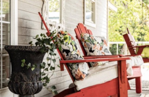 Atoka Cottage | Cute and cozy cottage in Atoka, home of Reba’s Place.