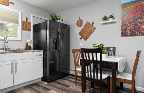 Turnagain Apartment | Cute and cozy updated apartment in Midtown [4]