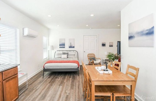 Austin Ave. Apartment | Cute and Cozy Waco Studio