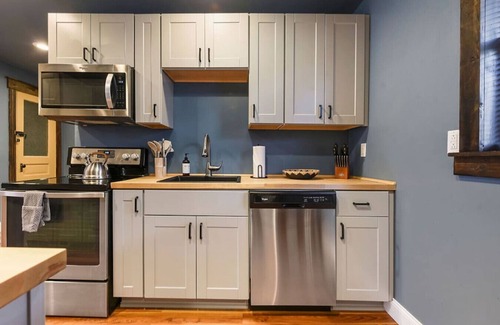 Millvale Apartment | Cute Apt Minutes from Downtown and Stadiums!