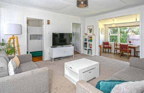 Whangamata Cottage | Cute Bach one block back from beach