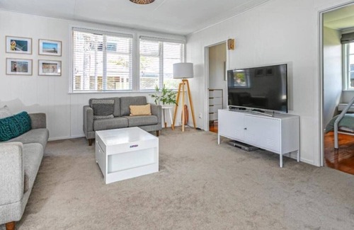 Whangamata Cottage | Cute Bach one block back from beach