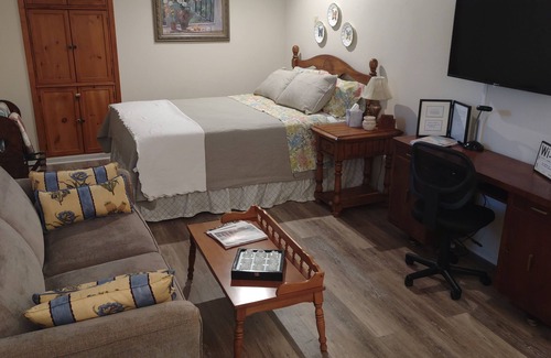 Brenham House | Cute barn style 2-story BnB, between Brenham and Round Top! Great farm views!