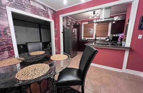 Whitehaven House | Cute bungalow located in Whitehaven near Elvis's mansion & Beale St.