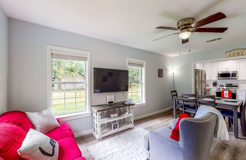 High Springs House | Cute Bungalow on Large Corner Lot with Fenced Dog-Friendly Yard, Near Springs