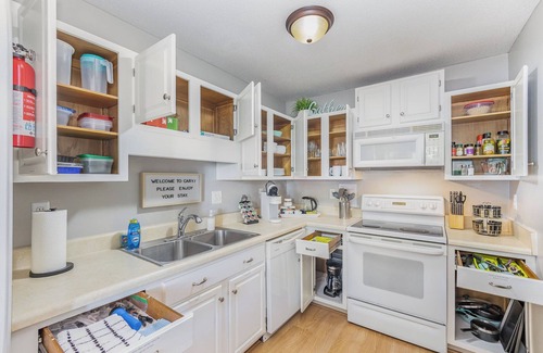 Taylor's Pond House | ⭐️⭐️⭐️⭐️⭐️ Cute Cary Townhouse near DT Cary, Morrisville & I40