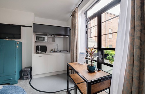 Portsmouth Apartment | Cute & Comfy Art Deco Studio in Central Southsea