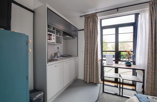 Portsmouth Apartment | Cute & Comfy Art Deco Studio in Central Southsea